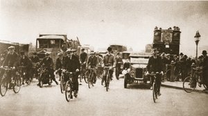 Foules de travailleurs de la ville sur le pont de Blackfriars pendant la Grande Grève, de Wonderful London, publié 1926-27 - English Photographer
